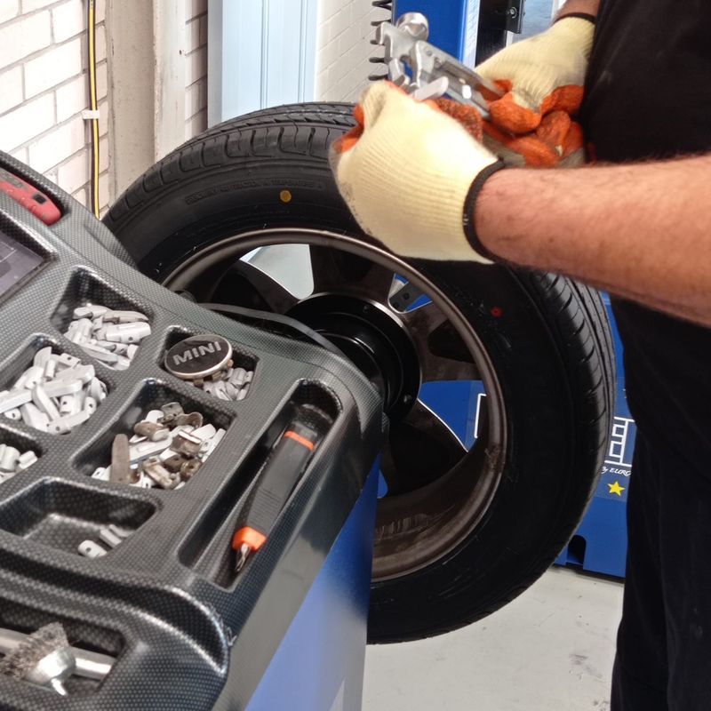 Workshop image mb-wheel-balancing