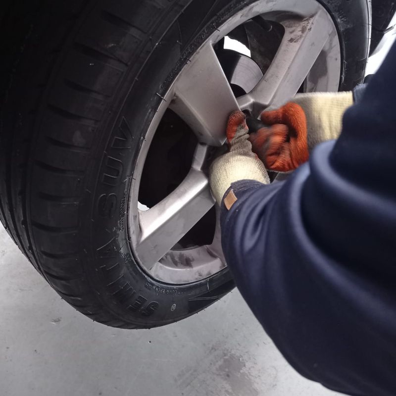 Workshop image mb-repairing-broken-car-wheel